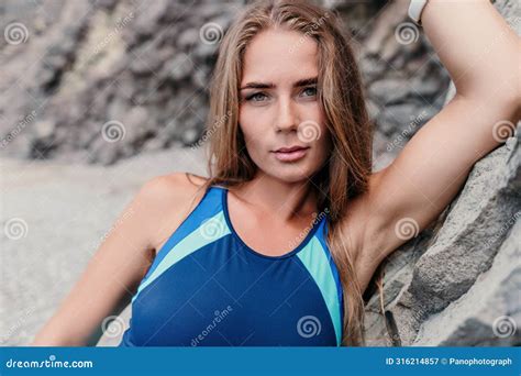 Mar De Viajes De Verano Femenino Feliz Turista En Bikini Azul Disfruta Tomando Fotos Al Aire
