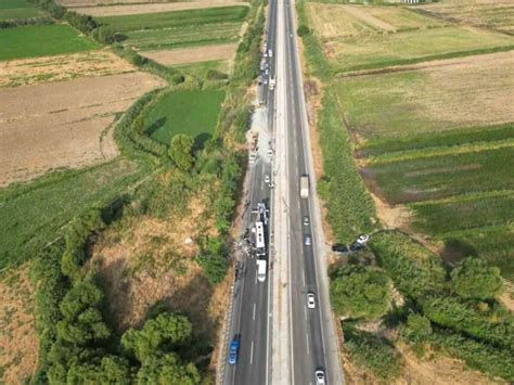 Kahreden Kaza Haberi Otob S Ve Tir Arampole U Tu L Ve Yaral Lar