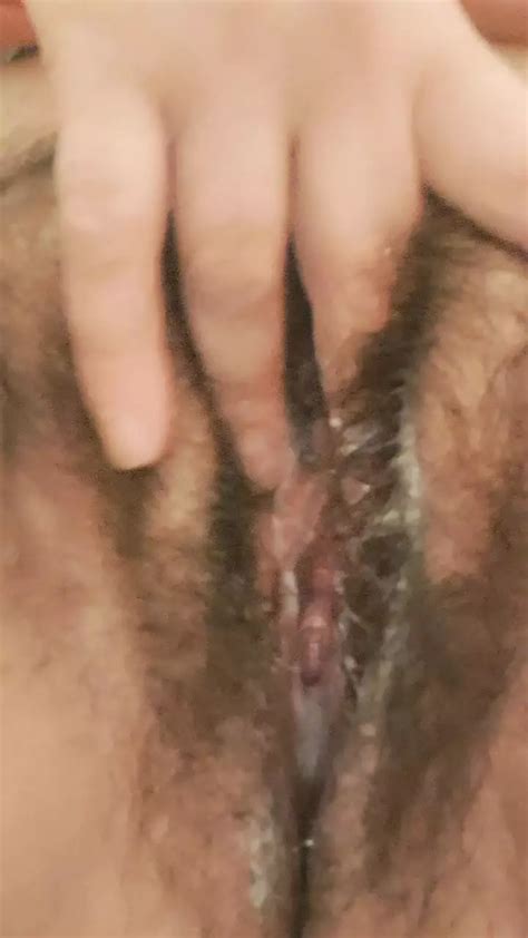 Reife milf wird nach dem urinieren geil indem sie ihre fette muschi berührt xHamster