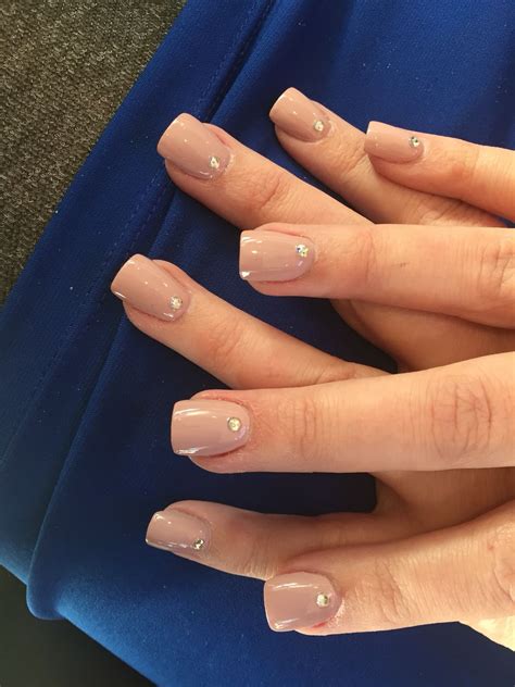 Nude acrylic nails with diamond accent Kurze acrylnägel Glassteinnägel Nagel gel