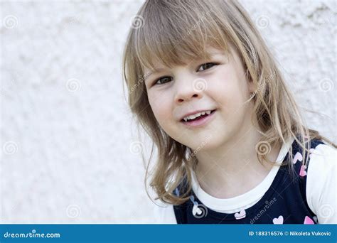 Petit Portrait De Fille Blonde Mignon Photo Stock Image Du Gentillesse Branch