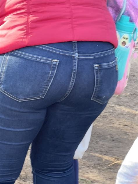 Beautifully Shaped MILF Showing Off Tight Jeans Forum