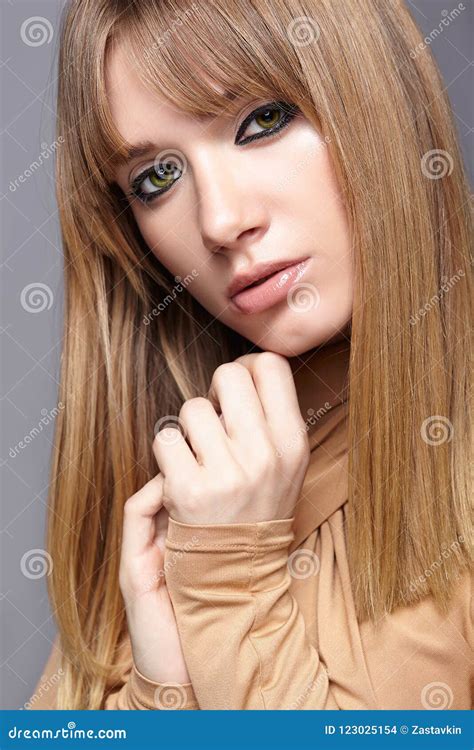 Portret Van Blonde Jonge Vrouw Wijfje Met Groene Ogen En Lang Stock Foto Image Of Haarstijl