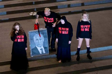 Aktywistka Z Pussy Riot Odda A Mocz Na Portret Putina Skandal W Monachium Natemat Pl