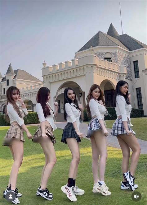 Dàn hot girl mặc đồng phục nữ sinh thực hiện vũ điệu lắc hông gây tranh cãi trái chiều Thời