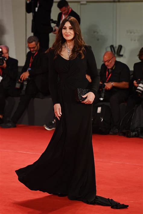 Monica Bellucci a Venezia, incanta sul red carpet portando l'eleganza ...