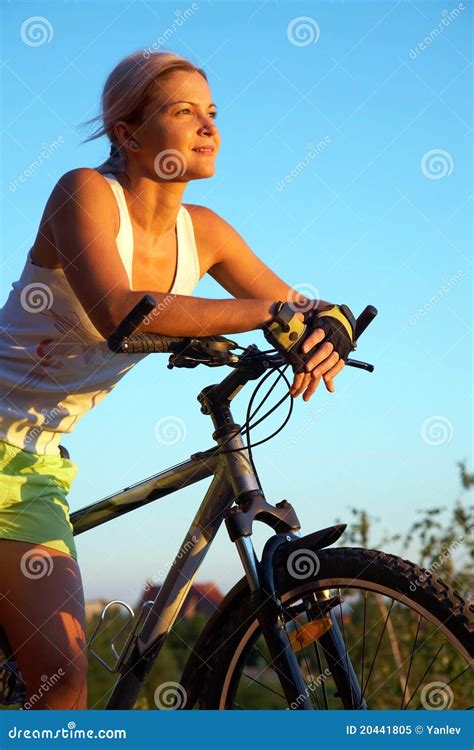 Fille Blonde Avec La Bicyclette Image stock Image du beau détente 20441805