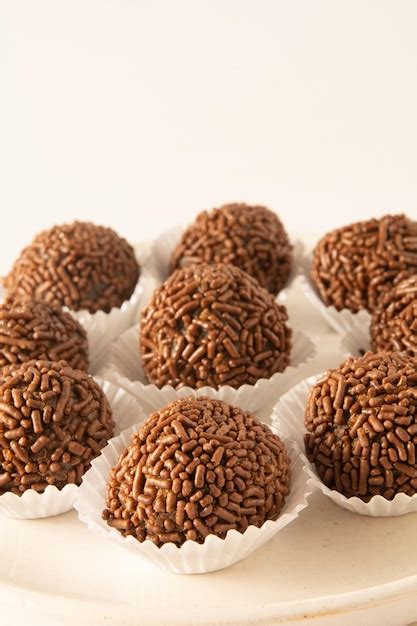 Bolas De Trufas De Chocolate Brigadeiro Doces Brasileiros E Flocos De