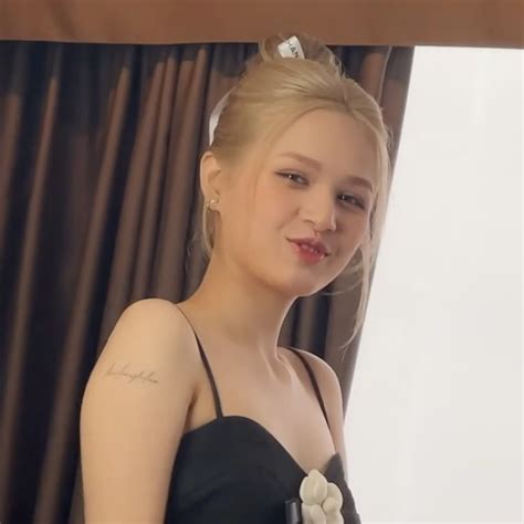 Xoài Non chơi lớn Đi ăn cưới mang theo cả ê kíp trang điểm diện đồ đắt hơn váy cô dâu Hot