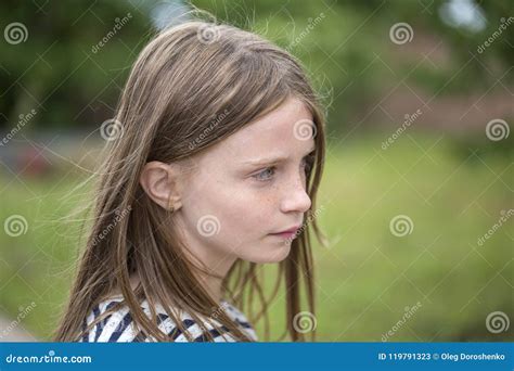 Belle Jeune Fille Blonde Avec Des Taches De Rousseur Dehors L Arri Re Plan De Nature Portrait