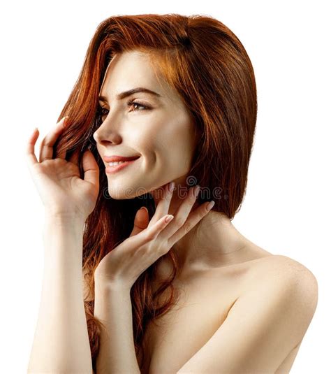 Giovane Donna Della Testarossa Che Posa E Che Sorride Con Le Spalle Nude Fotografia Stock