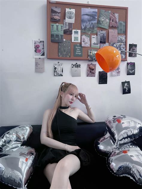 Lộ thiệp cưới của hot girl sinh năm và chồng cô dâu xin dân mạng đừng phán xét