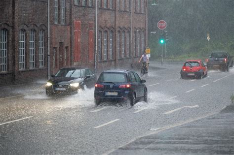 Unwetter In Nrw Starkregen Flutet Stra En Und Keller Hunderte Notrufe