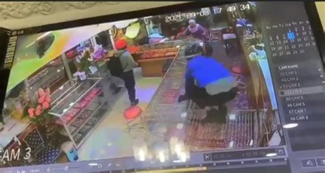 Tiga Lelaki Bersenjata Parang Samun Kedai Emas Malaysiaaktif