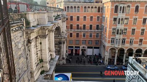 Minaccia Di Buttarsi Dal Ponte Monumentale Bucci Sul Posto