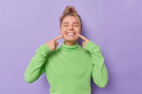 Sch Ne Gl Ckliche Blonde Europ Ische Frau Zeigt Zeigefinger Auf Den Mund Zwingt Fr Hliches