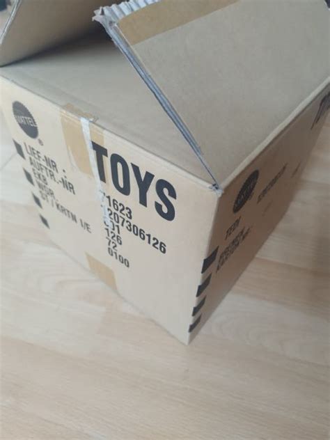 Hot Wheels Kutija Puna Autica