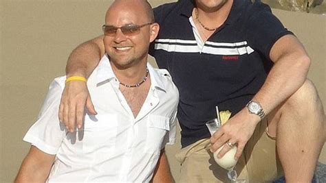 Casal gay processa companhia aérea por retirar vibrador da bagagem e deixar em cima da mala na