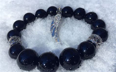 Чёрный Оникс: свойства, значение камня и кому подходит по гороскопу