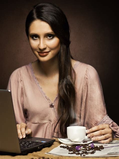 Schöne Frau Mit Tasse Kaffee Stockfoto Bild Von Mädchen Gebraut