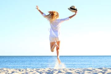 Chica Rubia Atractiva Joven Con Cuerpo De Deporte Perfecto En Bikini En La Playa De Verano