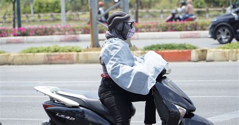 Người dân vật vã dưới cái nắng gay gắt ở TP HCM