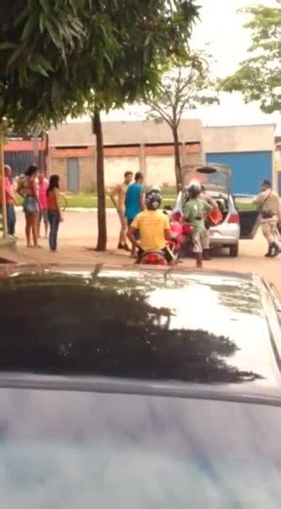 Homem é detido por andar nu em quadra de Palmas Tocantins G1