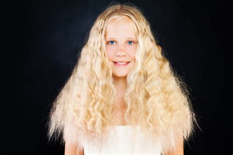 Leuk Jong Meisje Met Blonde Krullend Haar Het Meisje Van De Blondetiener Stock Afbeelding