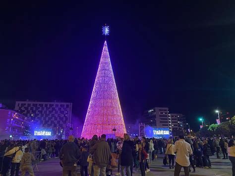 Així és el famós arbre de Nadal de Badalona que fa 40 metres d alçària