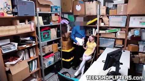 Hinterhältige blonde catarina petrov beim stehlen vor der kamera erwischt xHamster