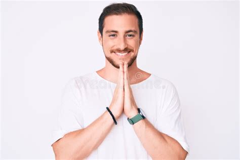Giovane Bello Con Una Camicia Bianca Informale Che Prega A Mani Nude Chiedendo Perdono