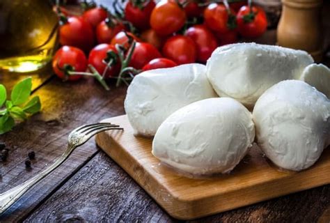 How To Dry Mozzarella Cheese For Pizza {Easy tips}