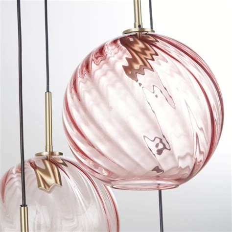 Suspension en métal doré et 4 globes en verre teinté rose Maisons du