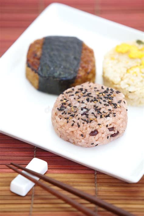 Onigiri Bola De Arroz Japonesa De La Comida Hecha Del Arroz Blanco