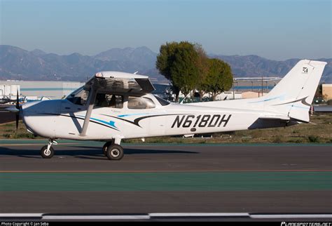 ndh private cessna  skyhawk sp photo  jan seba id