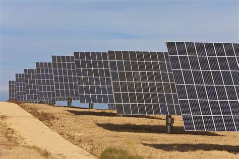 Campo De Los Paneles Solares Fotovoltaicos De La Energ A Verde Imagen