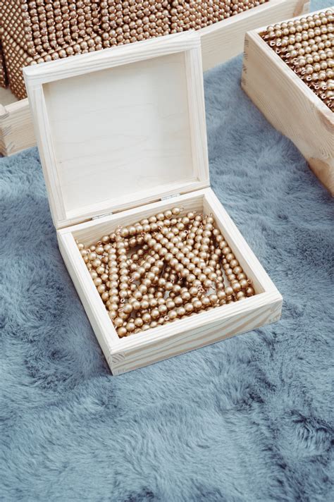 ZŁOTY MATERIAŁ – BANK MONTESSORI – Meduza