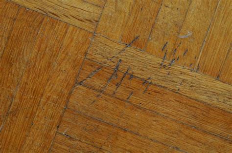 Kratzer im Parkett ausbessern und entfernen | ZUHAUSE.net