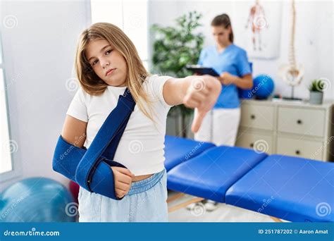 Blonde Kleine Frau Arm Auf Trage in Der Rehabilitationsklinik Trägt Mit Wütendem Gesicht