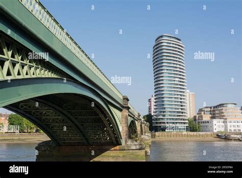 Lombard Wharf Apartments And Network Rails Chelsea River Bridge Aka