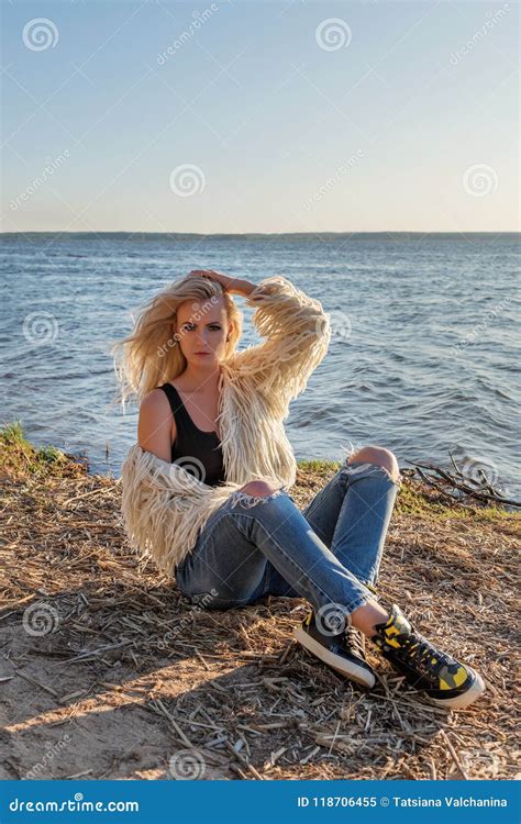 Sinnliche Blonde Vorbildliche Frau In Der Modernen Lebensstilkleidung