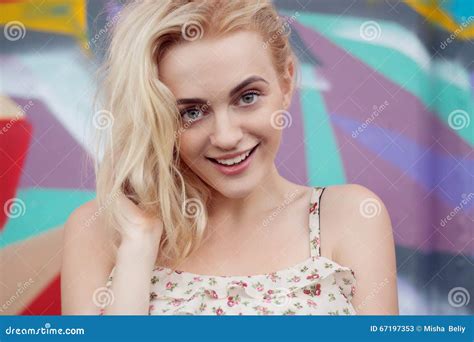 Portret Gelukkige Glimlachende Mooie Blonde Vrouw Met Blauwe Ogen Stock Afbeelding Image Of