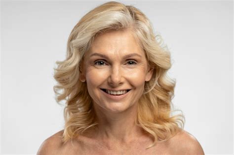 Reife Blonde Frau L Chelt Ein Sch Nes Zahniges L Cheln Das Isoliert Auf Wei Em Hintergrund In