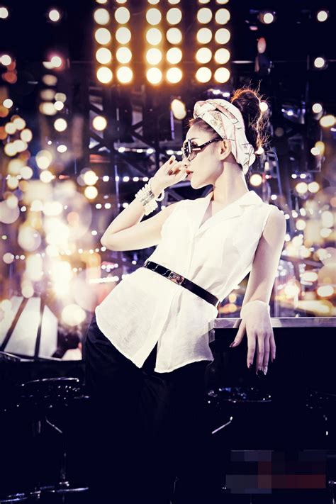 Hot girl Meo Meo xuất hiện trở lại sau năm sinh con