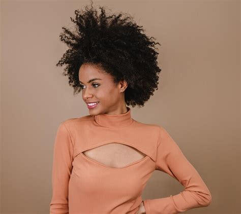 Primer plano de una joven afro latina sonriente alegría positiva y amor hermoso cabello estilo