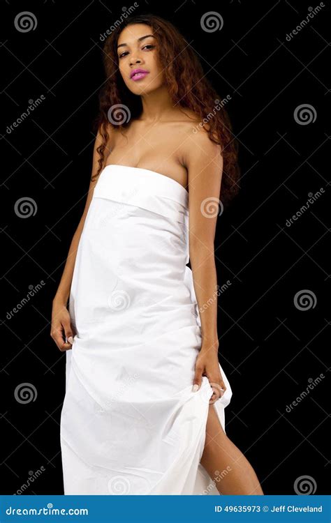 Paules Nues De Femme Attirante De Latina Portant La Feuille Blanche Image Stock Image Of