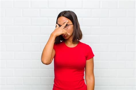 Mujer Latina Que Parece Sorprendida Asustada O Aterrorizada Cubriendo