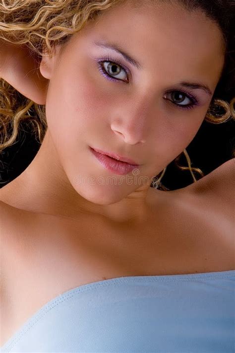 De Oren Van De Holding Van Het Meisje Van Latina Stock Afbeelding Image Of Latino Krullend