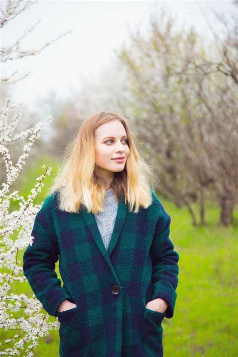 Belle Jeune Femme Blonde Se Tenant Devant La Fleur Merveilleuse Image Stock Image Du Mod Le