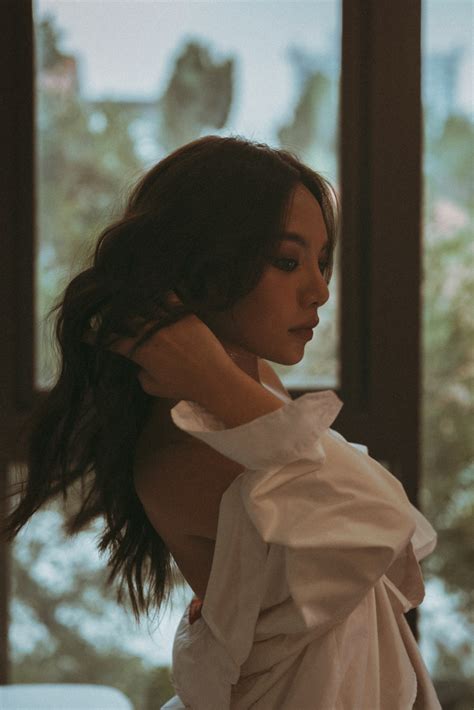 Vũ Thảo My khoe body nóng bỏng mắt trong bộ ảnh bán nude khoe hình xăm lớn gợi cảm